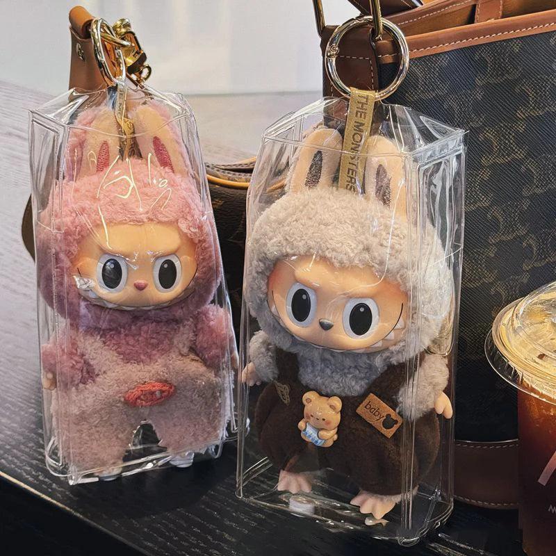 🛡️ Labubu Vinyl Schutz-Hülle – Staubschutz & Display für Handpuppe, Schlüsselanhänger & Rucksack 🎒✨